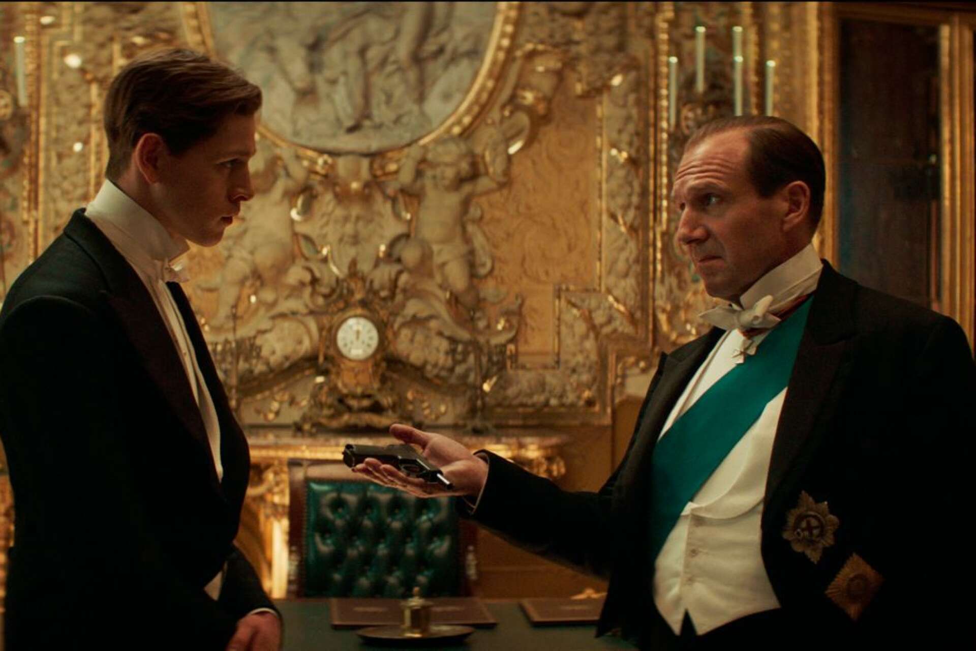 Harris Dickinson och Ralph Fiennes spelar son och far i &quot;The king&apos;s man&quot;. Pressbild. Foto: 