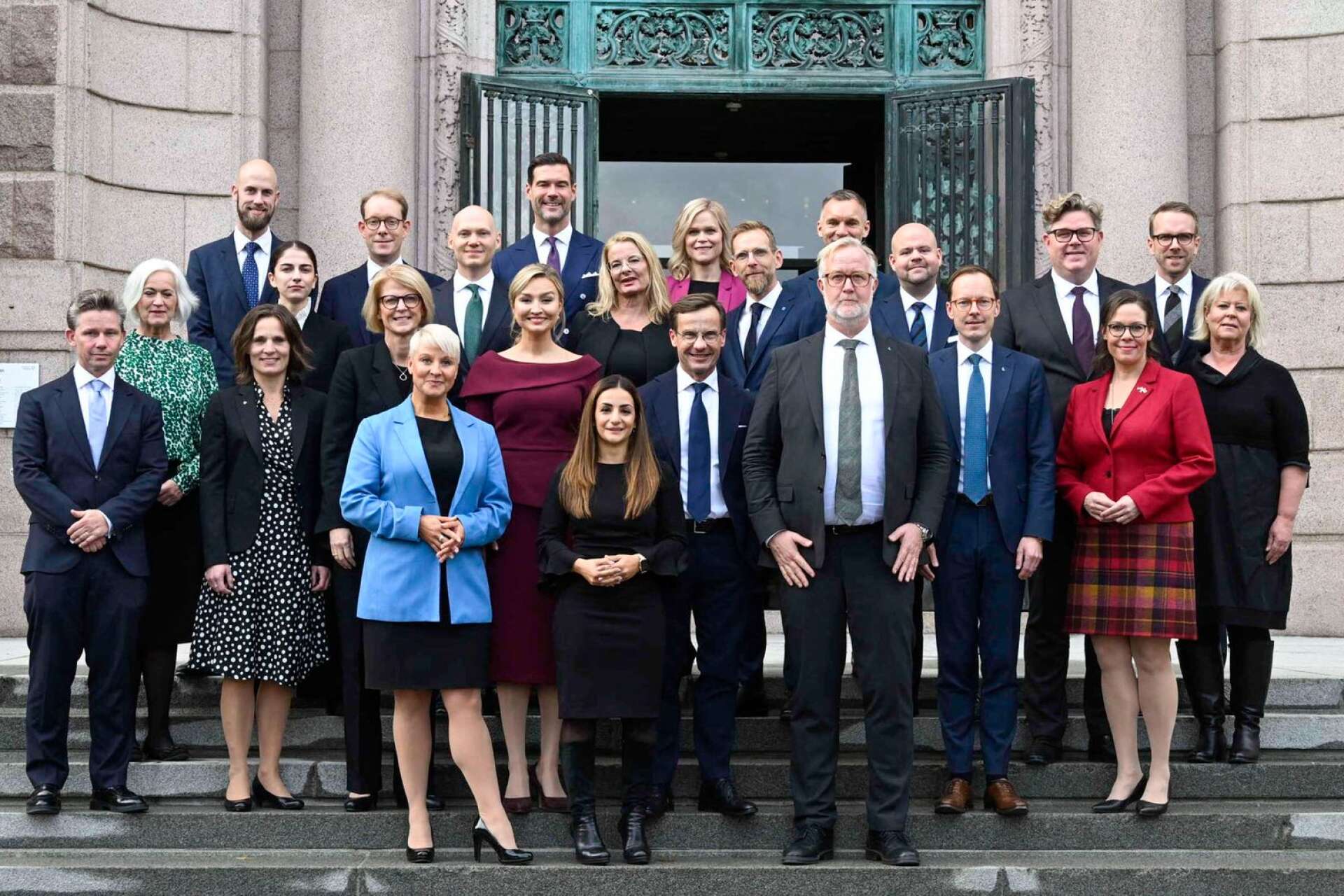 Statsråden i den nya regeringen på Riksplan utanför riksdagshuset under tisdagen.