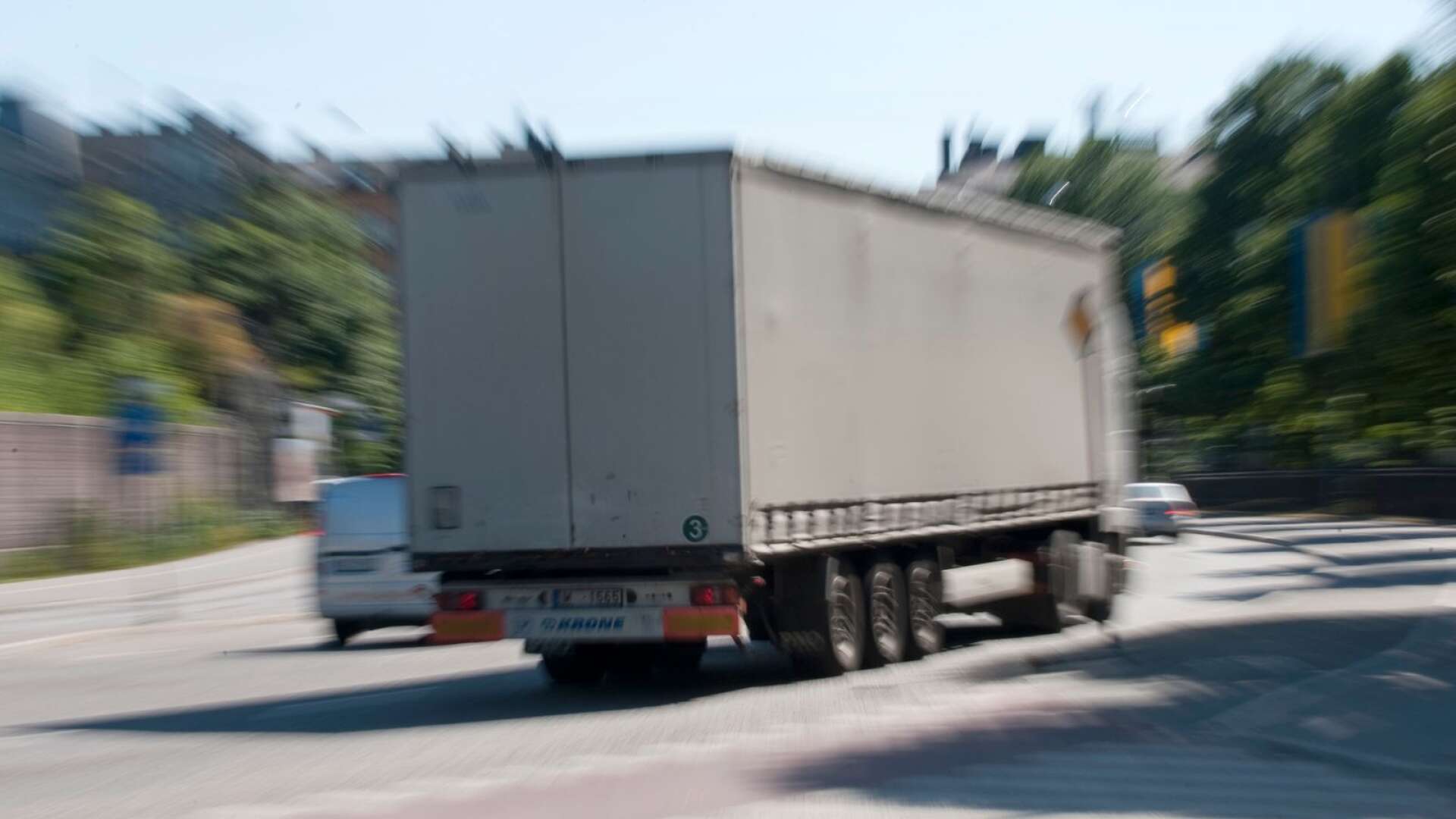 En lastbil som bötfälldes för trafikbrott efter att ha varit fellastad kör norrut från Åmål på E4. (Genrebild - lastbilen på bilden har ingen med händelsen att göra).