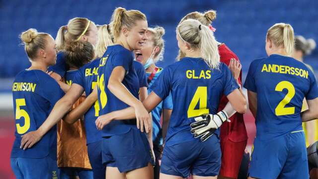 Landslaget jublar efter seger i måndagens semifinal i damernas fotboll mellan Australien och Sverige under under sommar-OS i Tokyo. Samtidigt som damerna hyllas pågår det också en debatt om hur mycket uppmärksamhet de får i jämförelse med herrarna. 
