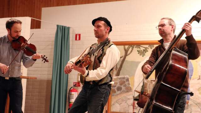 Faust, Fredriksson och Blom spelade folkmusik under frivilligdagen i Åmål.
