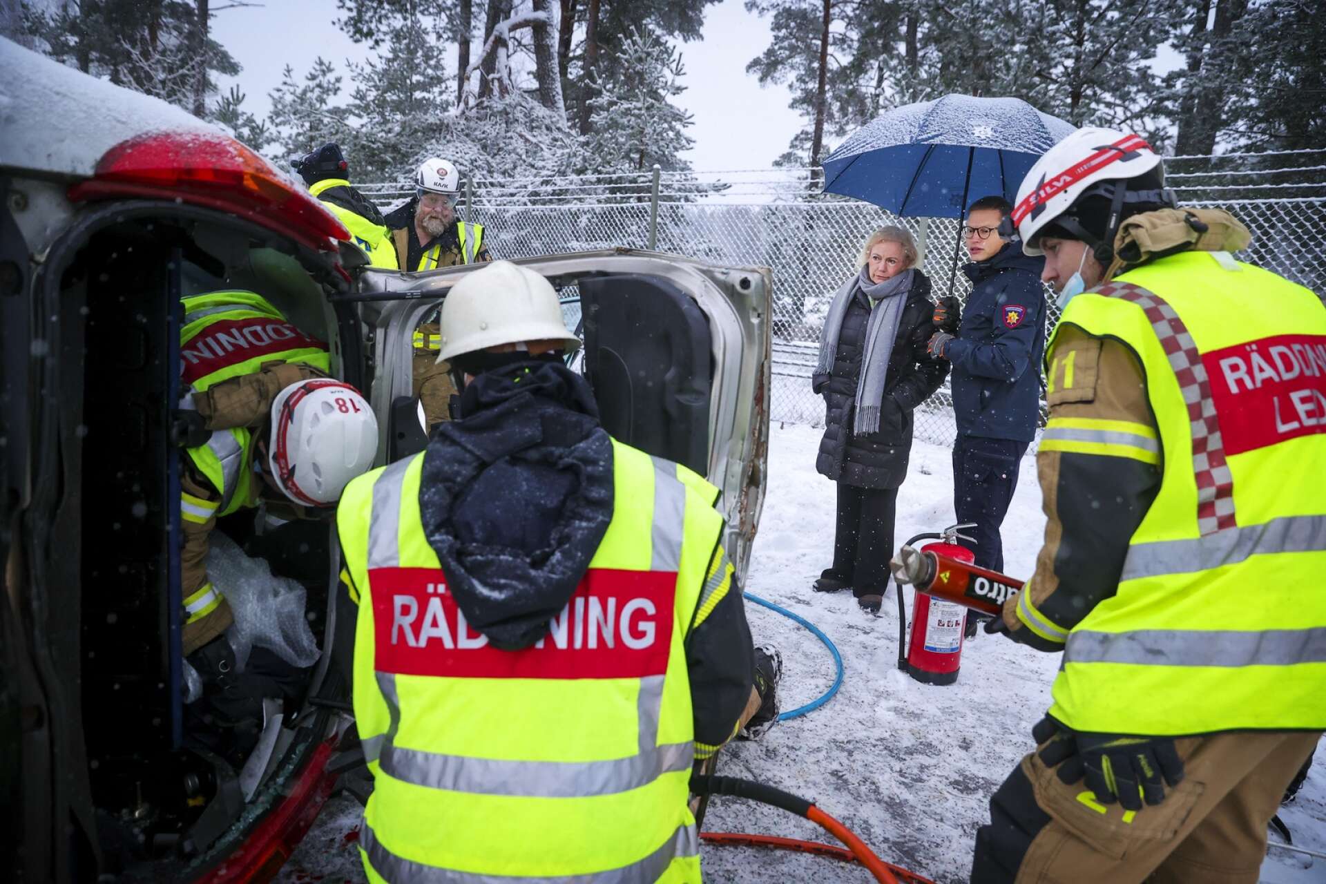 Charlotte Petri Gornitzka, ny generaldirektör för MSB, och Roger Hesselius, från Räddningstjänsten i Karlstadsregionen, ser räddningstjänstelever öva trafikolycka.