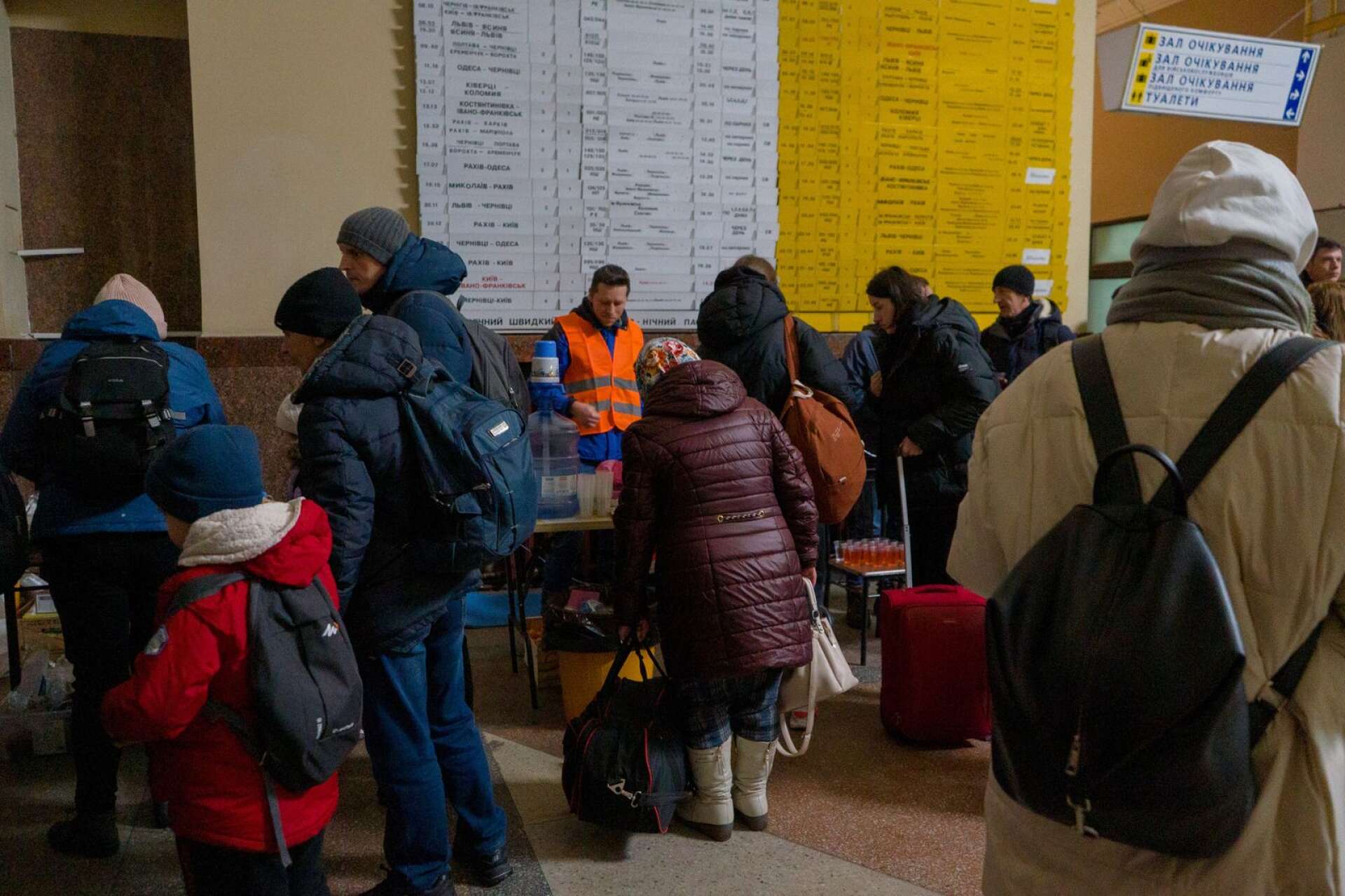 Volontärer från en civilsamhällesorganisation tar emot internflyktingar på järnvägsstationen i Ivano-Frankivsk i västra Ukraina.
