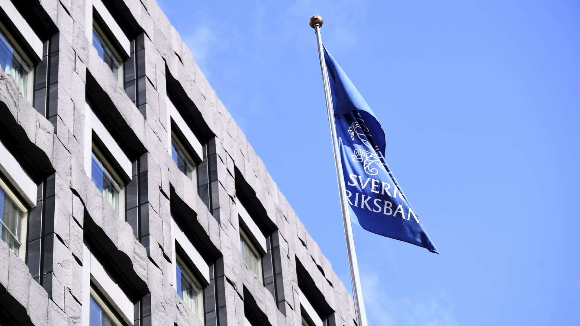 Den internationella inflationstakten minskar och den kommer därför att fortsätta nedåt i Sverige alldeles oavsett vilka beslut Riksbanken fattar, skriver Håkan Larsson.