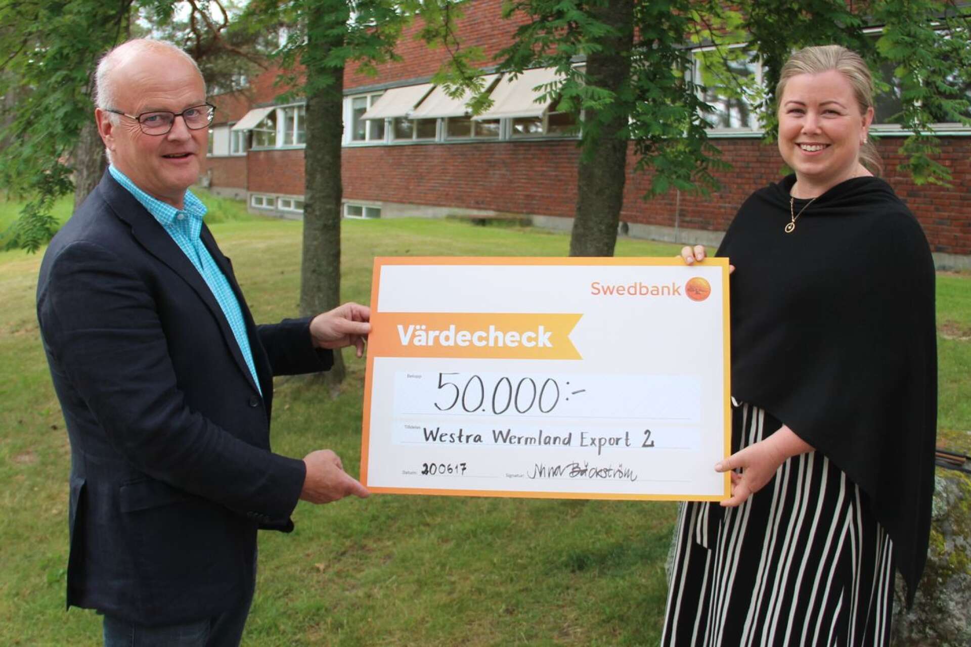 Säffles kommunalråd Dag Rogne tog emot ett bidrag på 50 000 kr från Alfastiftelsen av Nina Bäckström, Swedbank.