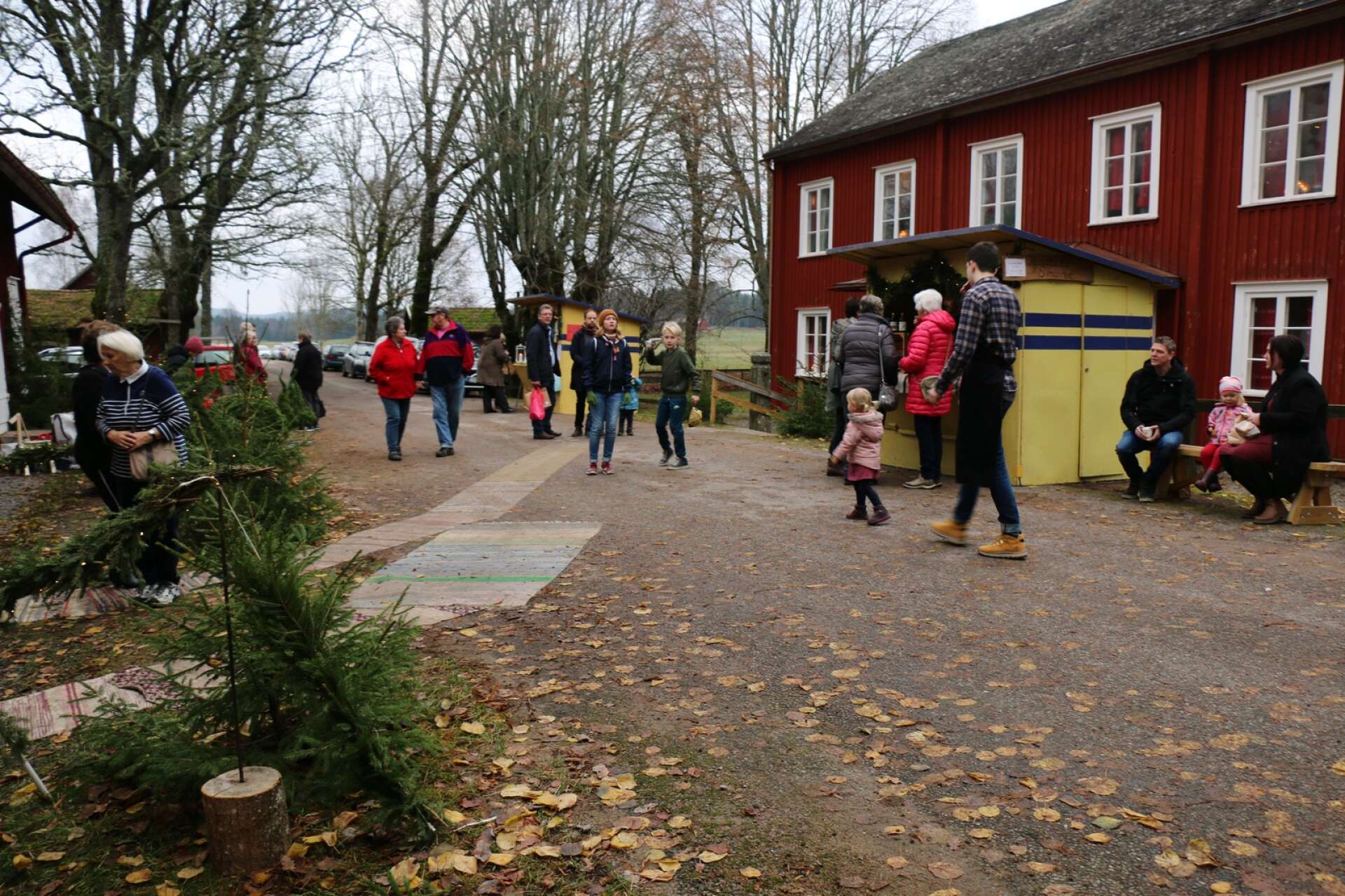 Julmarknaden i Alltorp brukar locka mycket folk. 2019 firade julmarknaden 40 år under pompa och ståt med besök av landshövdingen.