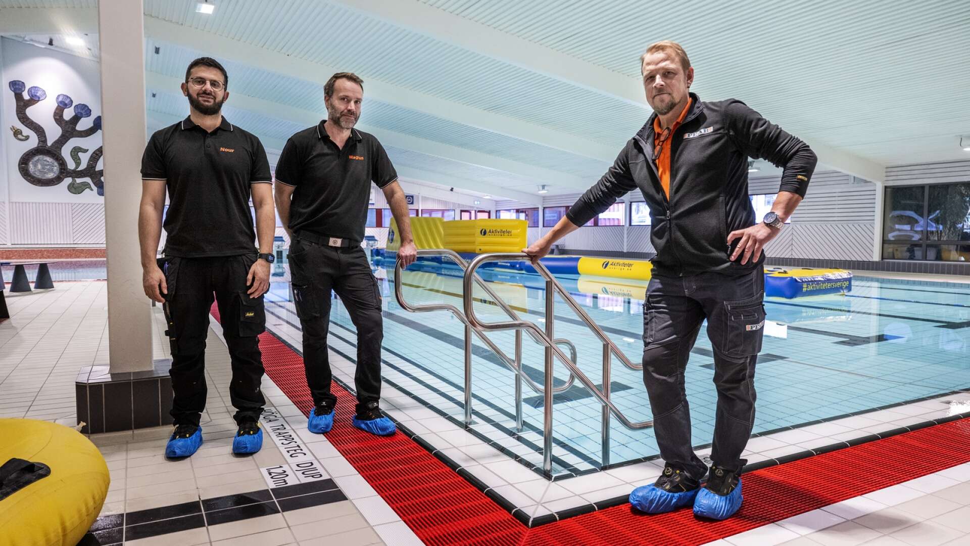 Nour Nemr, projektingenjör, Magnus Bengtsson, föreståndare för simhallen, och Per Lundmark, platschef för entreprenören Peab, kan konstatera att simhallen är tipptopp inför lördagens återinvigning.