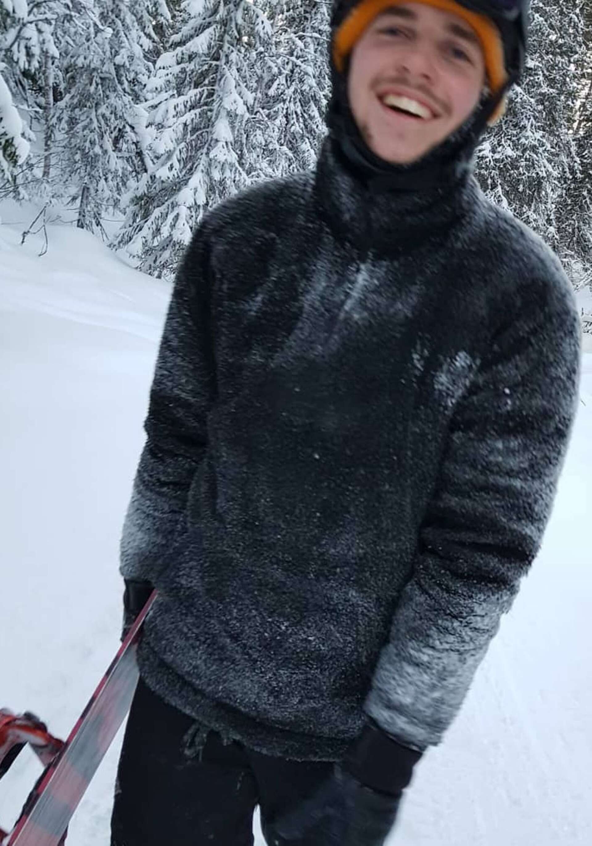 Jacob Anderberg från Åmål jobbar som skidinstruktör och skateboardinstruktör i Sälen. På onsdagen fyller han 22 år.