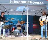 Elis Ekelund, Timmy Eriksson och Emil Brax i bandet ”Travellers” underhöll besökarna med sin sydstatsrock. Bandet kommer även att spela på sommarens bluesfestival i Åmål. 