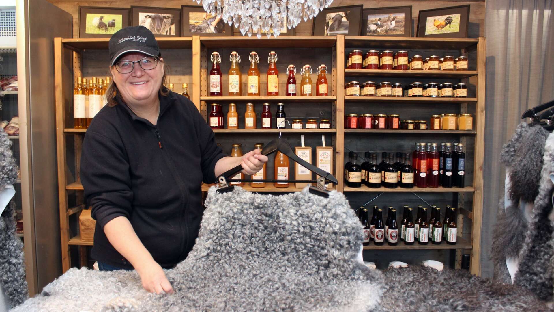 Helena Gilén säljer bland annat fårskinn från gården i Källsbäck gårdsbutik och café. 