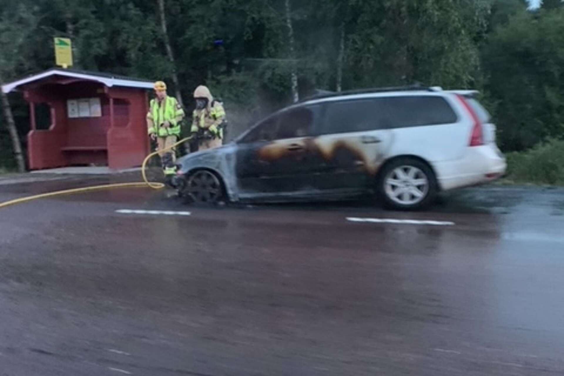 En bil fattade eld på motorvägen.