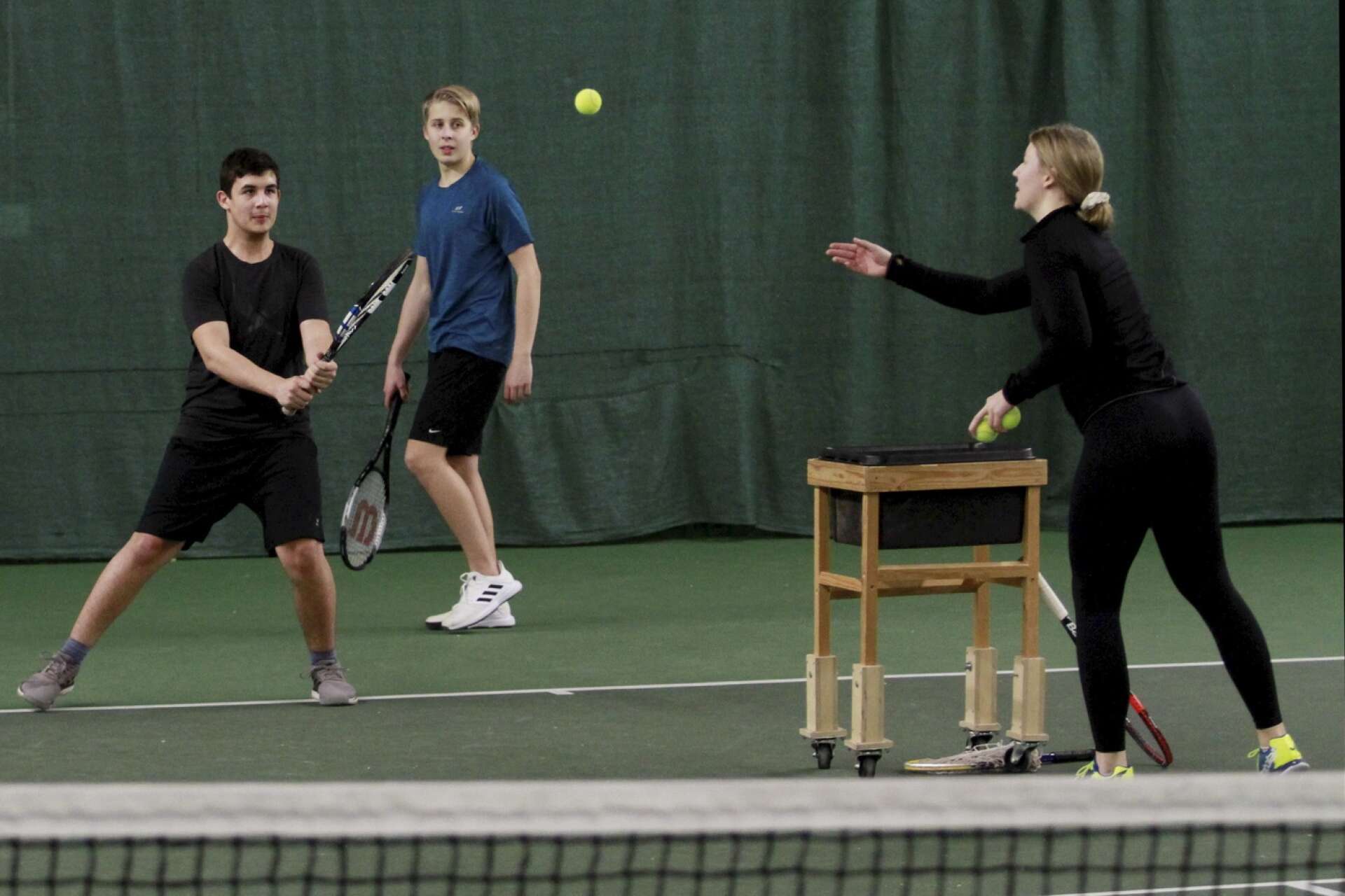 Teknikträning med tennisklubbens avancerade grupp. Arkivbild