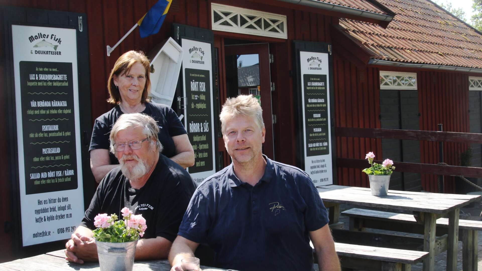 Ingalill, Malte och Hans Persson är två av tre generationer som driver företag mitt i Sjötorp. Det är Maltes fisk, Perssons i backen, Perssons glasscafé. Hans son David driver dessutom Sjötorps cykeluthyrning.
