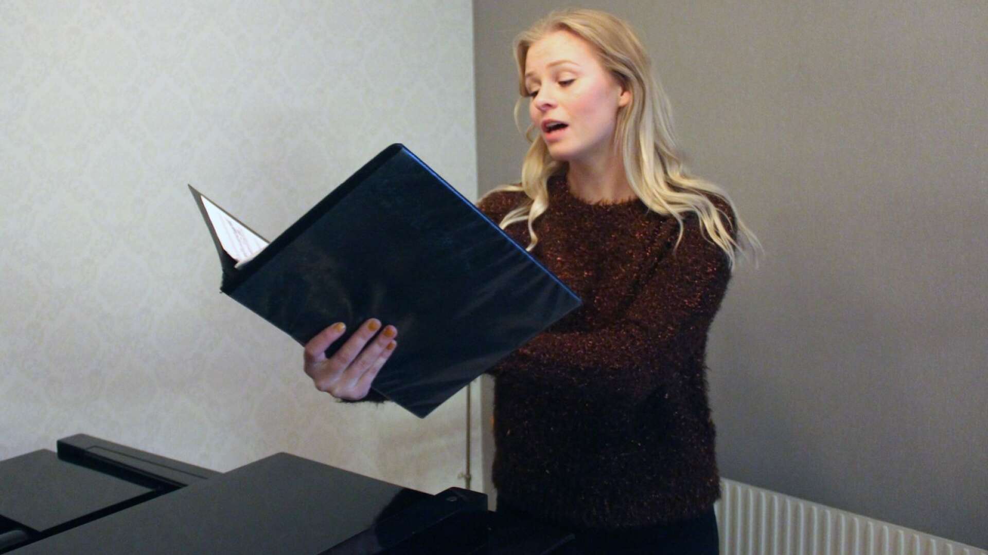 Att sjunga opera är en ny värld för Evelina Andersson och det krävs mycket övning för att lära sig tekniken.