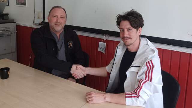Albert Bunjaki, Karlstad Fotboll, och Filip Rinstad beseglar samarbetsavtalet.