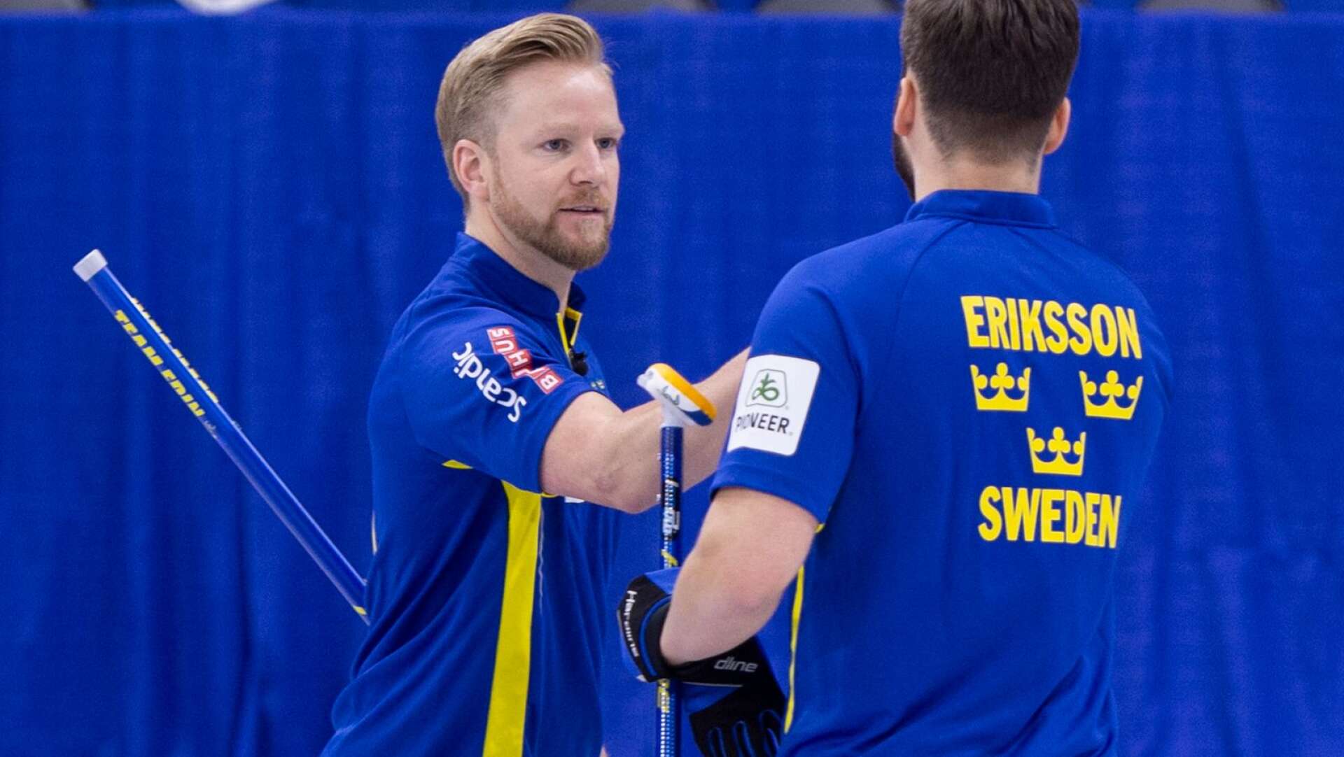 Niklas Edin och Oskar Eriksson efter semifinalsegern mot Japan.