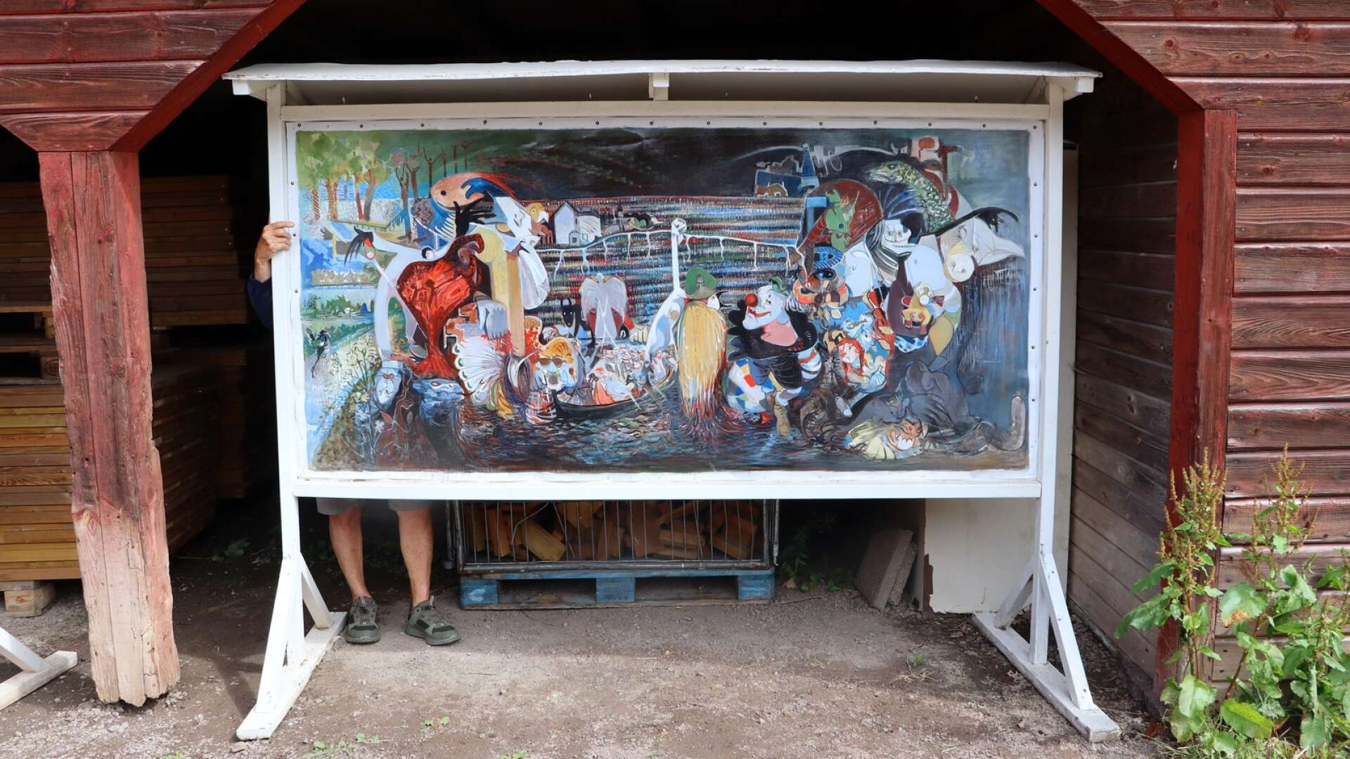 En konstnär som önskar vara anonym har satt upp en stor oljemålning på en tom vit skylt vid Almedals gård i Hjo. 