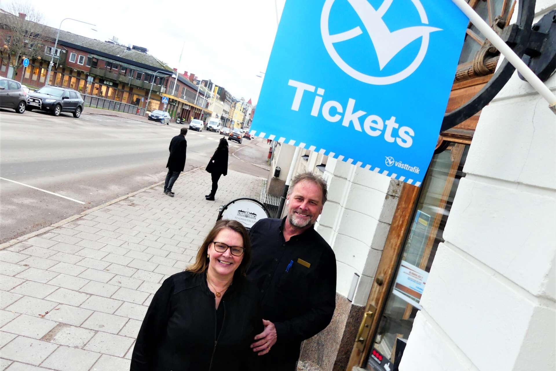 Första Västtrafikbiljetterna sålde Lasse och Elisabeth Orava på tisdagsförmiddagen.