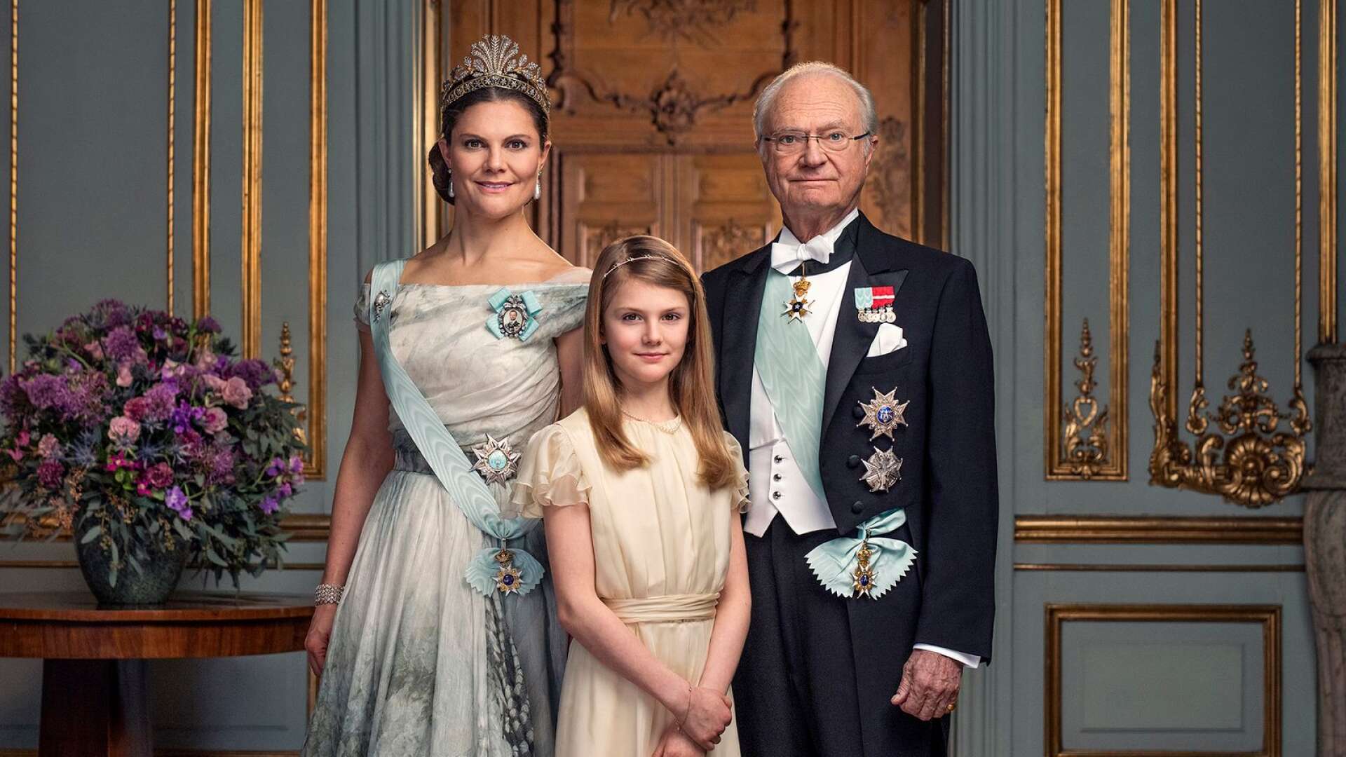 Monarkin är ett relativt billigt statsskick som fungerar väl för vår demokrati. Så kommer det att bli även när talangfulla kronprinsessan Victoria en dag tar över. (Bild på kronprinsessan Victoria, prinsessan Estelle och kung Carl XVI Gustaf.)