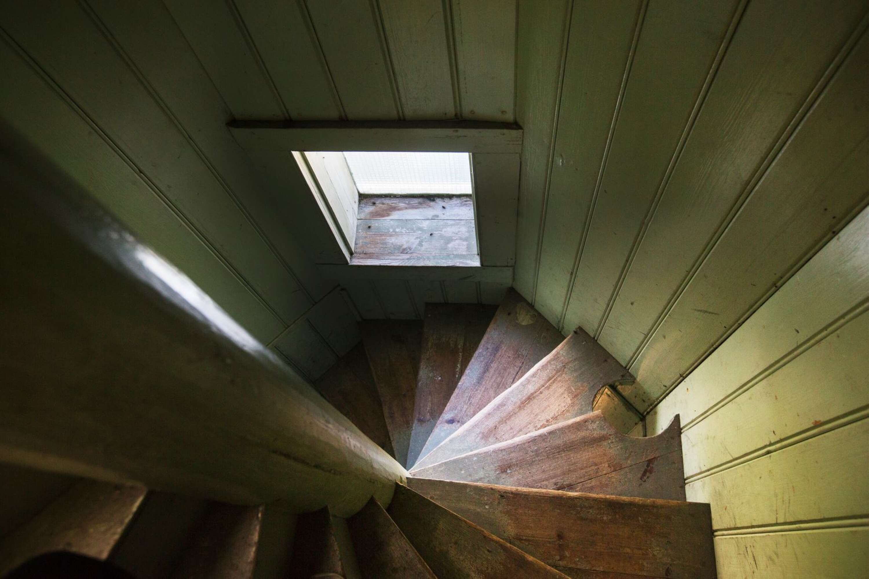 Till höger på bilden syns ett hål i trappan för fyrlampans lod, som fyrvaktarfamiljen behövde dra upp var fjärde timme, dygnet och året runt.