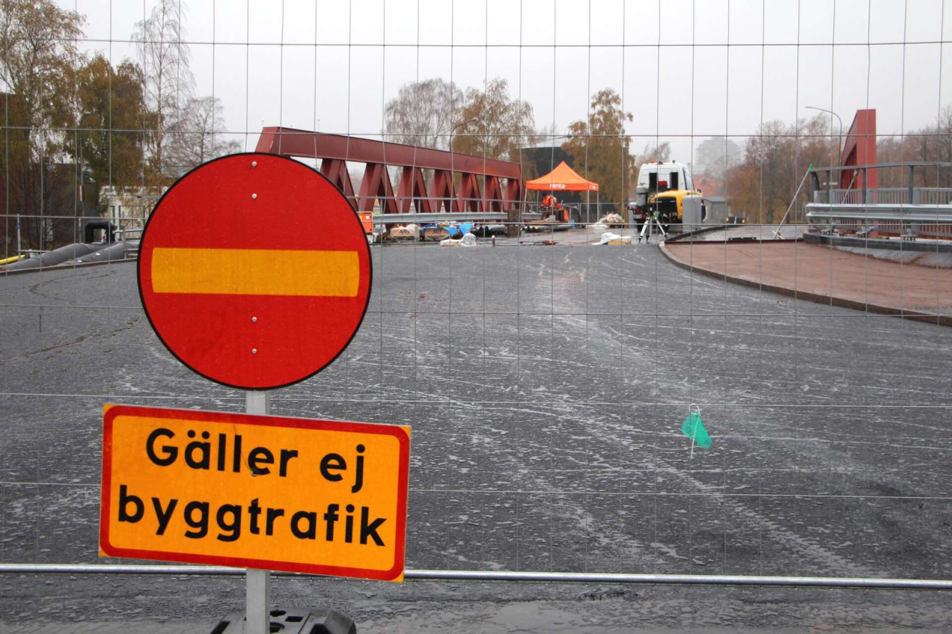 Öppningen av Engholmsbron försenas ytterligare. Redan i december 2022 skulle bron ha stått klar och efter det både den 10 och 17 november. Nu skjuts trafiköppningen fram ytterligare en månad efter att slutbesiktningen visade på en rad brister.
