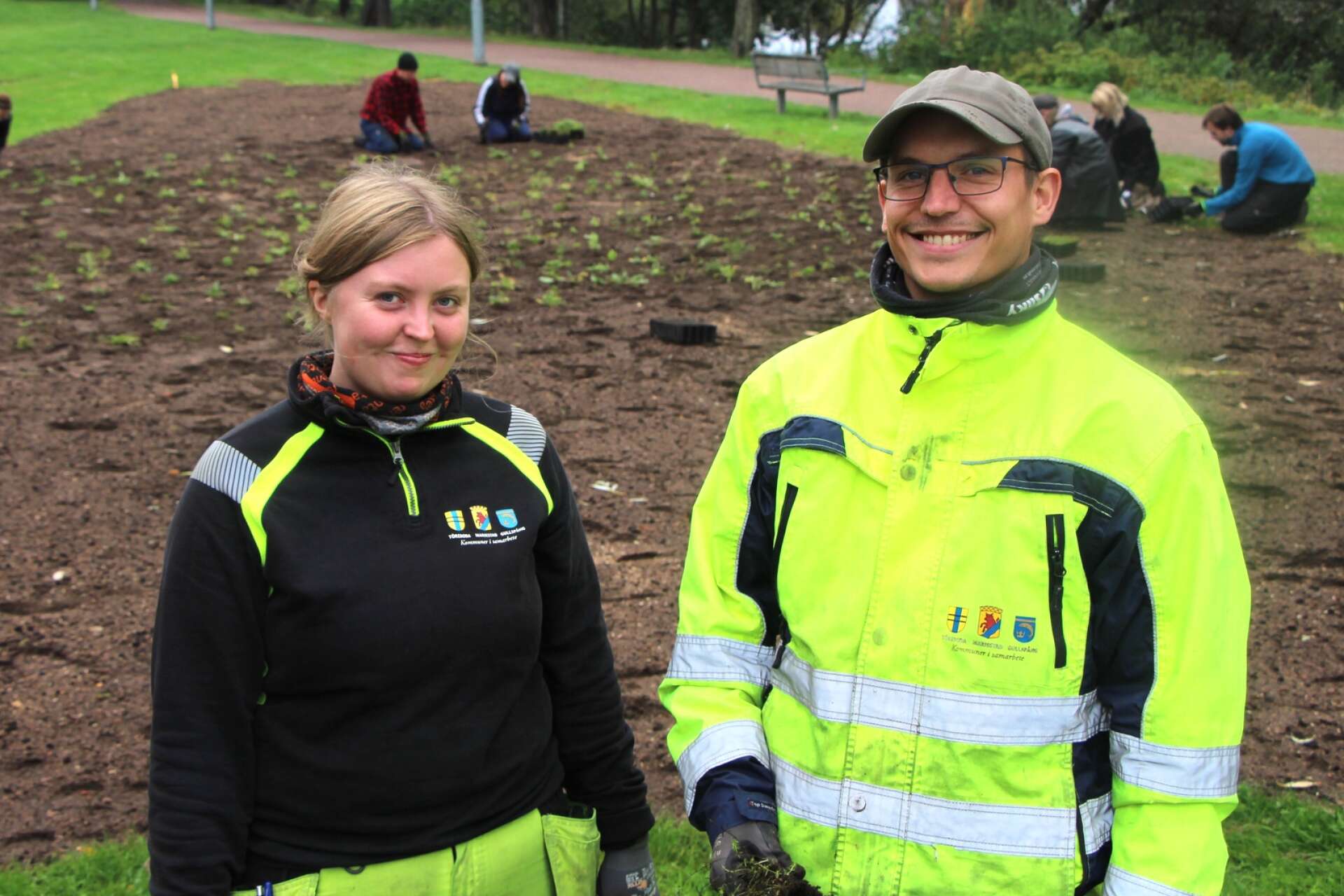 Johanna Virtanen och Simon Munkberg, Mariestads kommun, ledde jobbet med att plantera ängsblommor. 