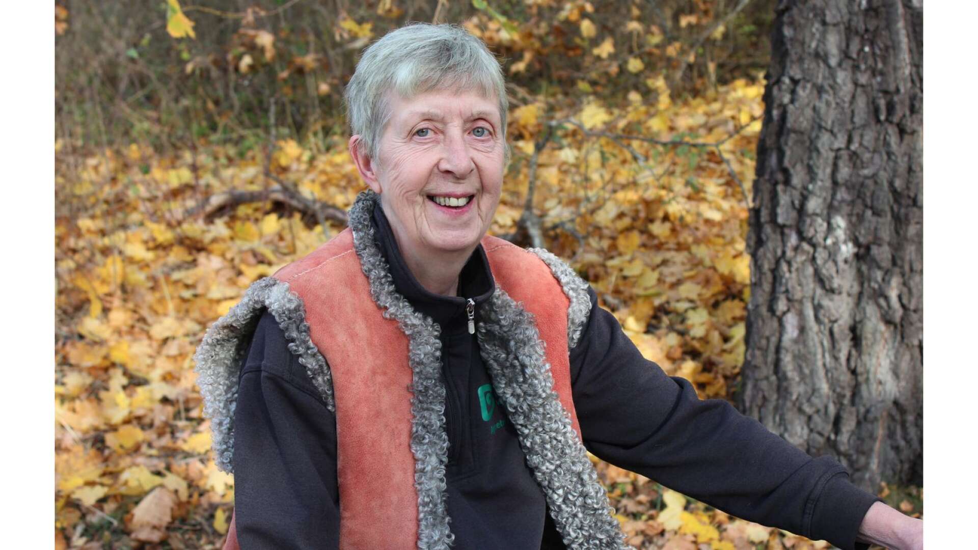Agneta Holmqvist är kassör i Boda hembygdsförening och administratör för webbplatsen ”Utforska platsen”. Hon har kartlagt närmare 300 gårdar i fyra byar norr om Boda kyrka. Själv bor hon sedan 1974 på Ängbacken eller ”gamla Konsum” i Rennstad.