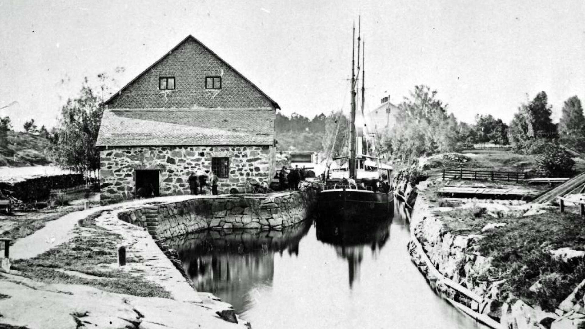 En mycket tidig bild på kanalen och Stenmagasinet. Kanalvillan är byggd, men det är inte det magasin som senare låg på kanalens västra sida. Bilden måste således vara tagen någon gång under andra hälften av 1800-talet, kanske samtidigt som bilden med damen som bär krinolin togs.