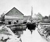 En mycket tidig bild på kanalen och Stenmagasinet. Kanalvillan är byggd, men det är inte det magasin som senare låg på kanalens västra sida. Bilden måste således vara tagen någon gång under andra hälften av 1800-talet, kanske samtidigt som bilden med damen som bär krinolin togs.