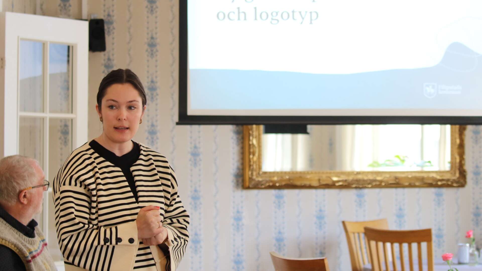 Klara Thorell, som är kommunens turismsamordnare, höll en presentation om kommunens nya grafiska profil.