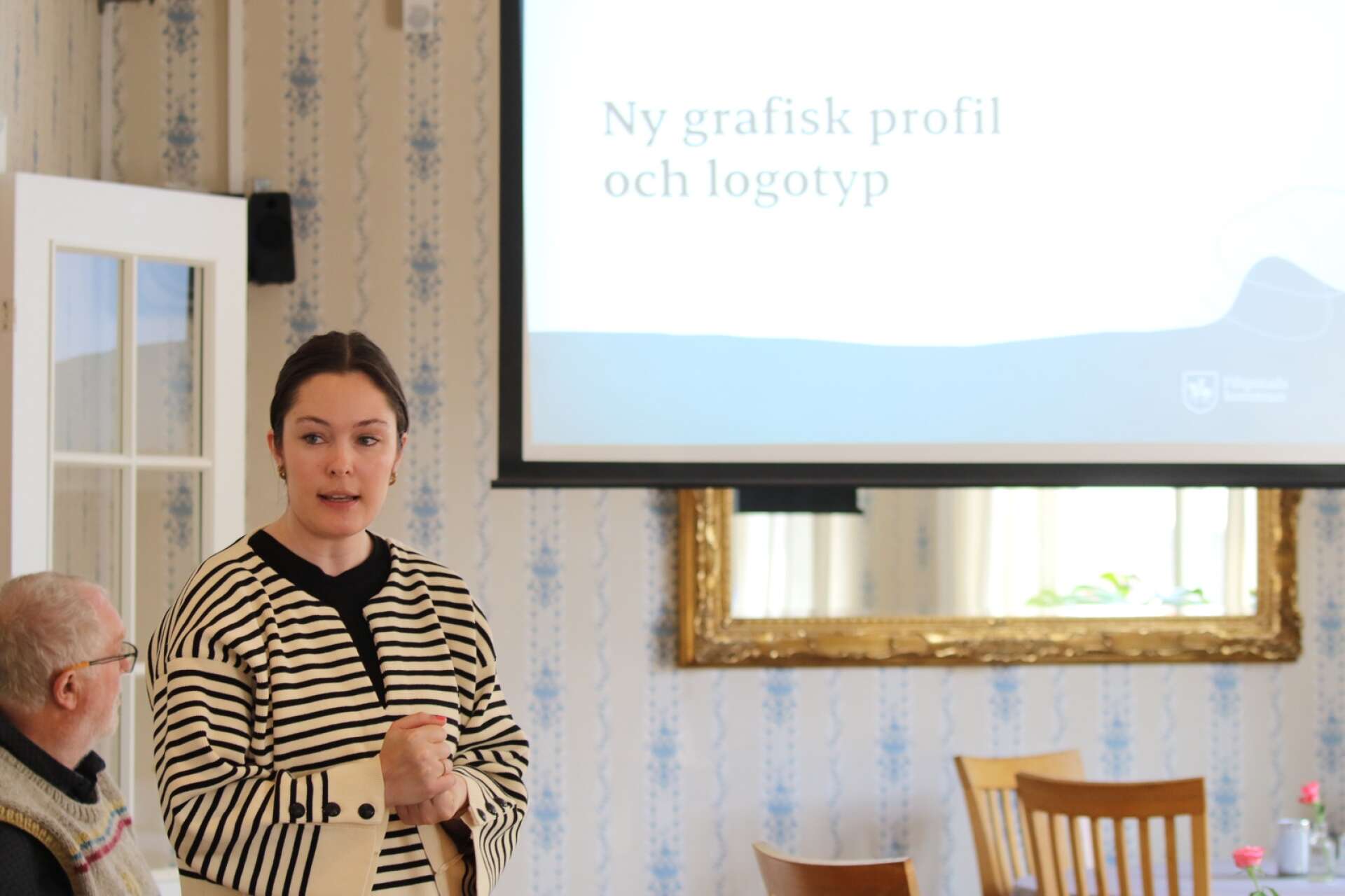 Klara Thorell, som är kommunens turismsamordnare, höll en presentation om kommunens nya grafiska profil.