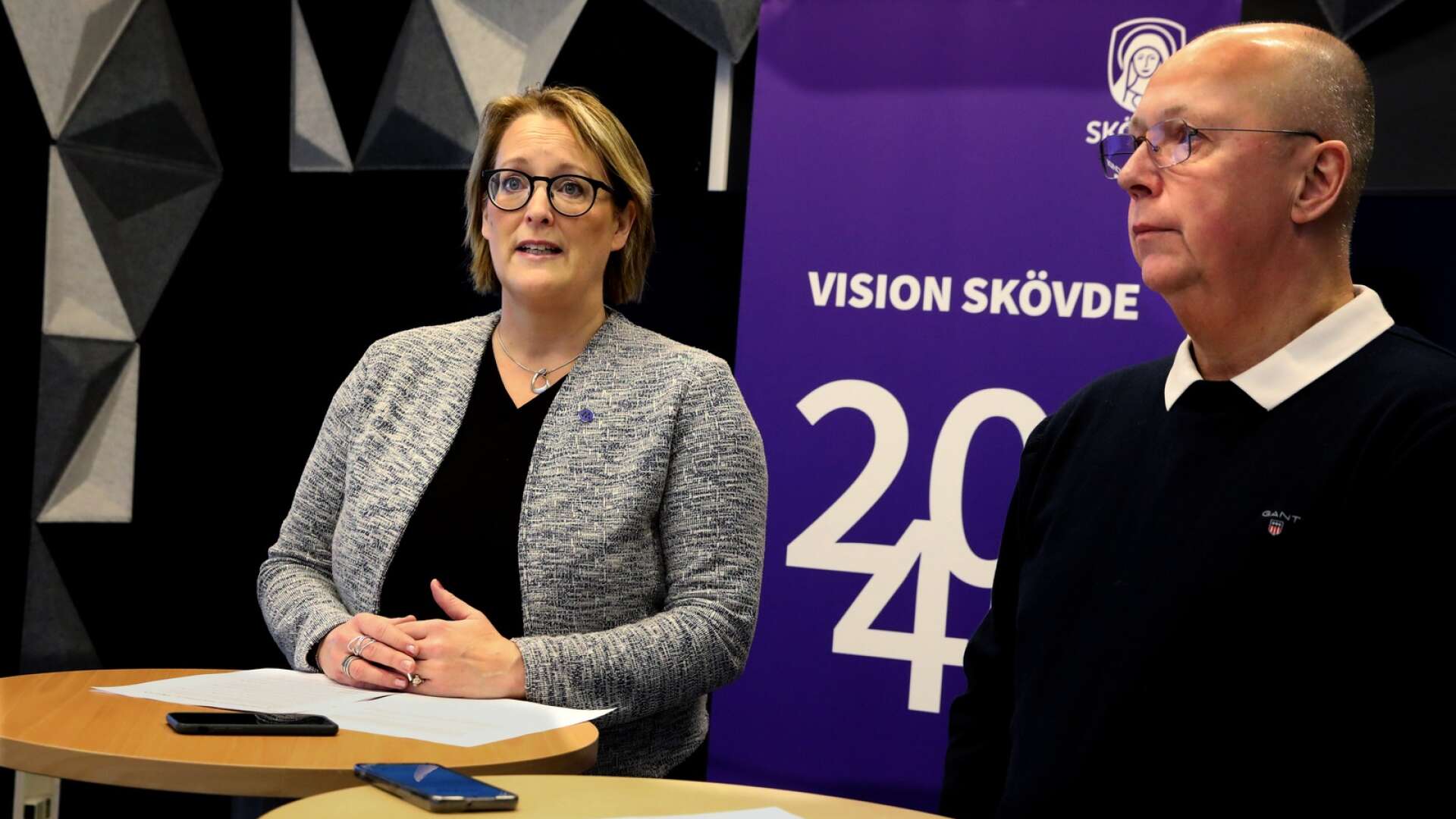 Kommunstyrelsens ordförande Theres Sahlström (M) på en pressträff i stadshuset under fredagen tillsammans med Skövde AIK:s ordförande Lennart Ek om upprustningen av Södermalms IP.