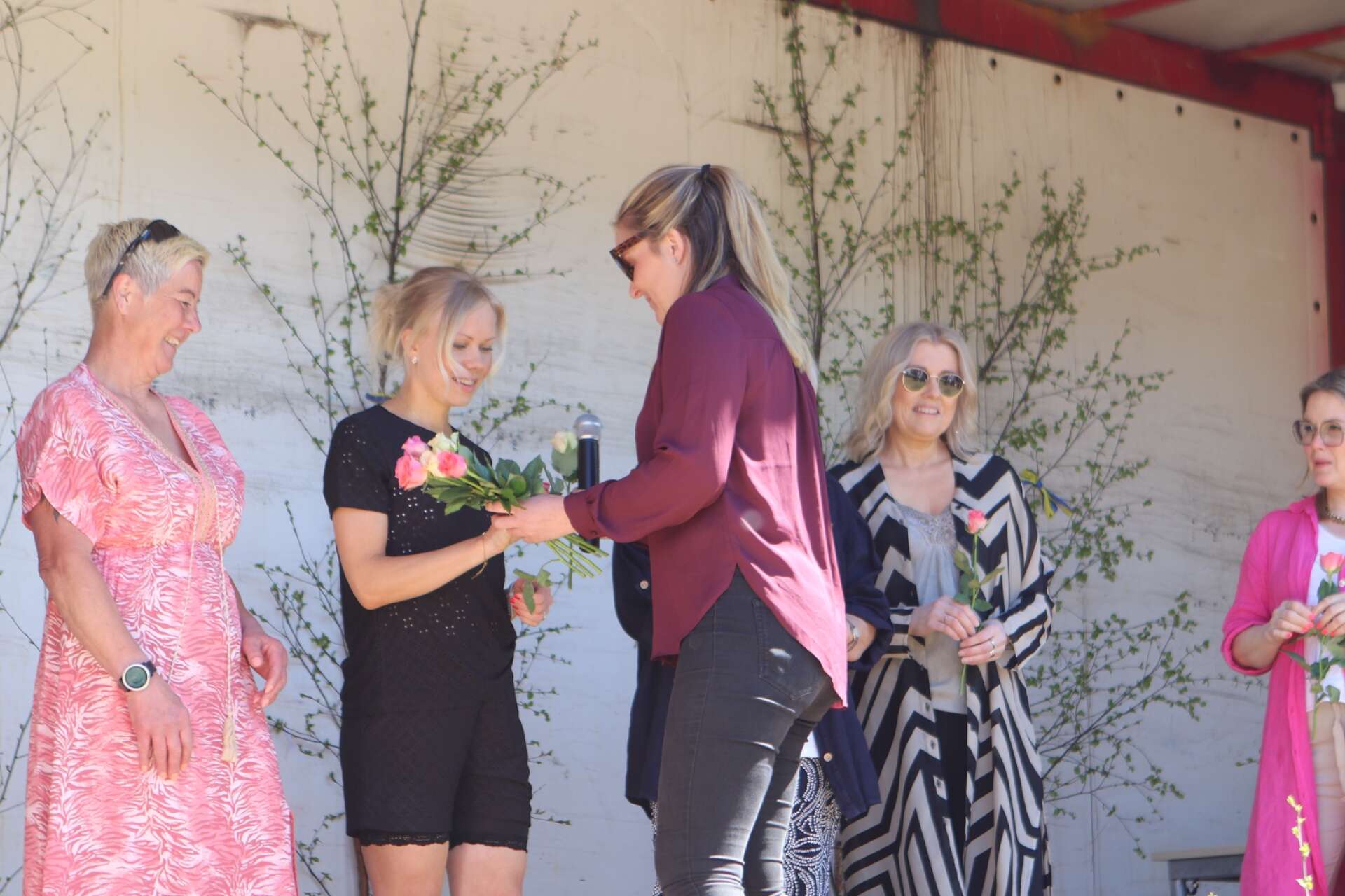 Dee-Annas klädbutik gästade Lesjöforsdagen med en modevisning. De lokala modellerna tackades med varsin blomma på scenen. Här delar arrangören Kristin Andersson ut en ros till Julia Andersson.
