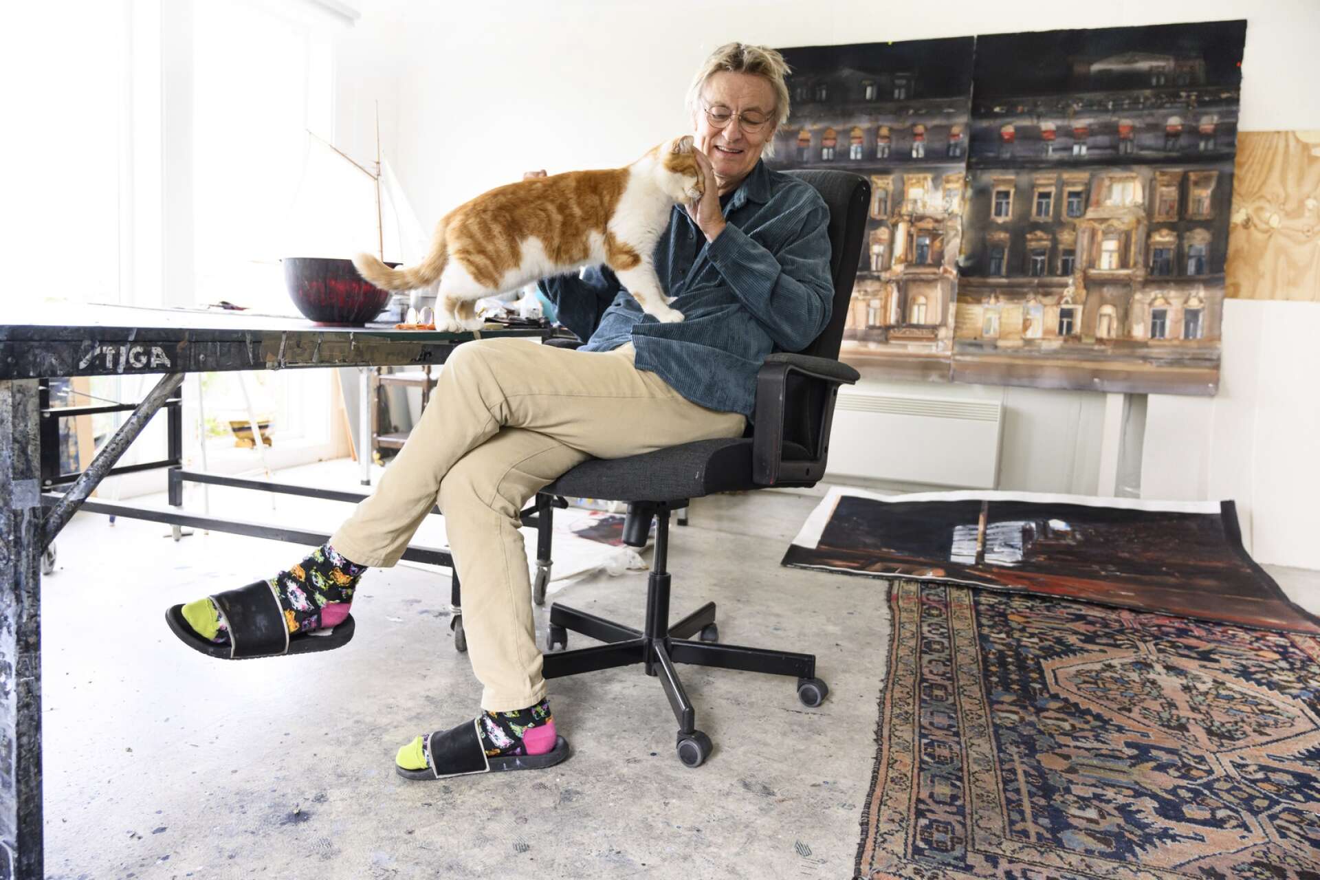 Lars Lerin - här hemma i ateljén med katten Silling - fortsätter att locka budgivare till auktionshusen.
