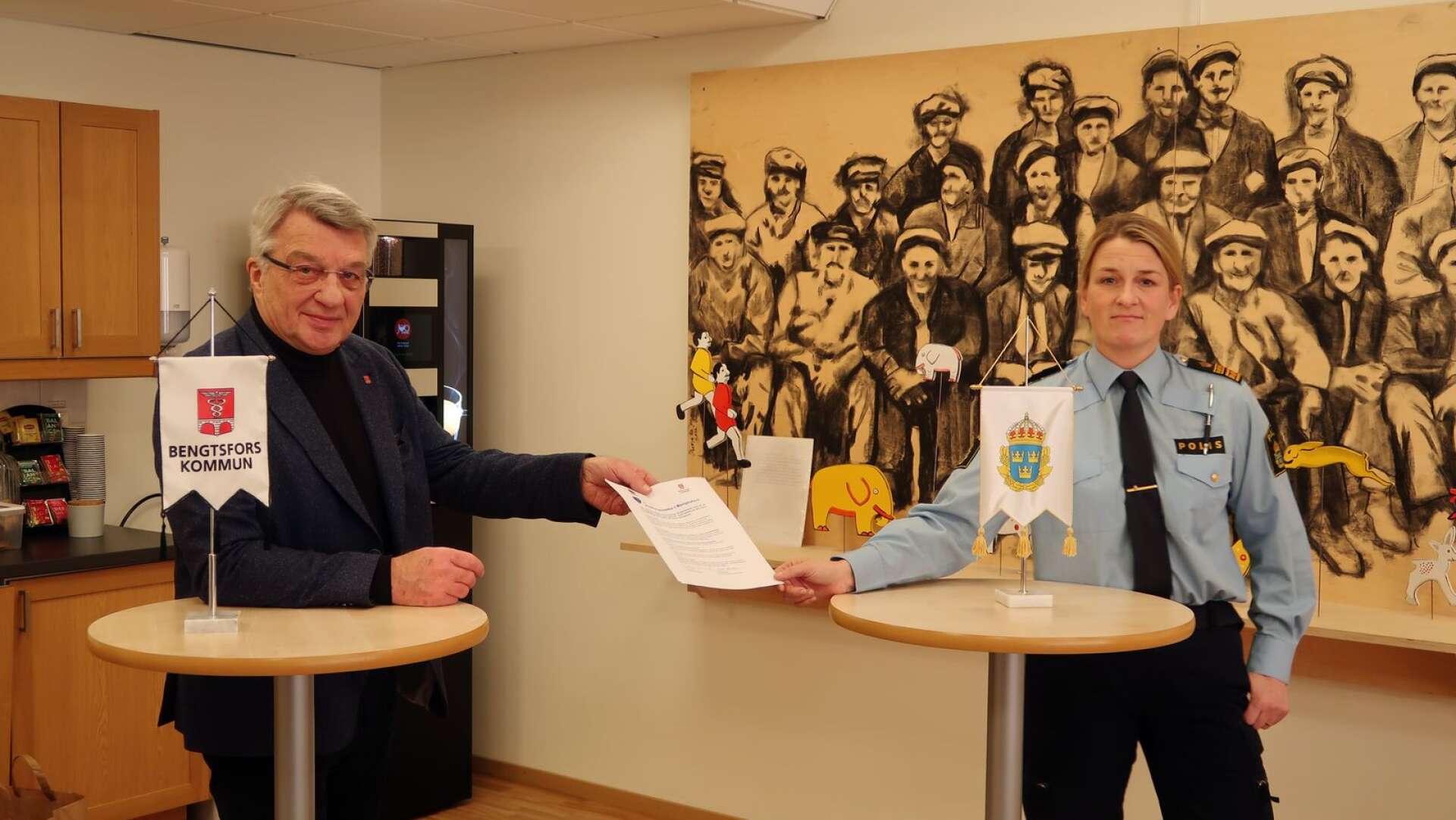 Kommunstyrelsens ordförande Stig Bertilsson i Bengtsfors undertecknade Medborgarlöftet tillsammans med lokalpolisområdeschef Jenny Wester.