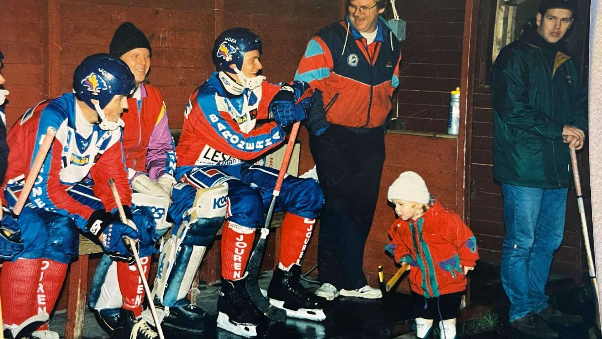 Här är en bild från 1997 när Jesper var med på en bandymatch tillsammans med sin far. 
