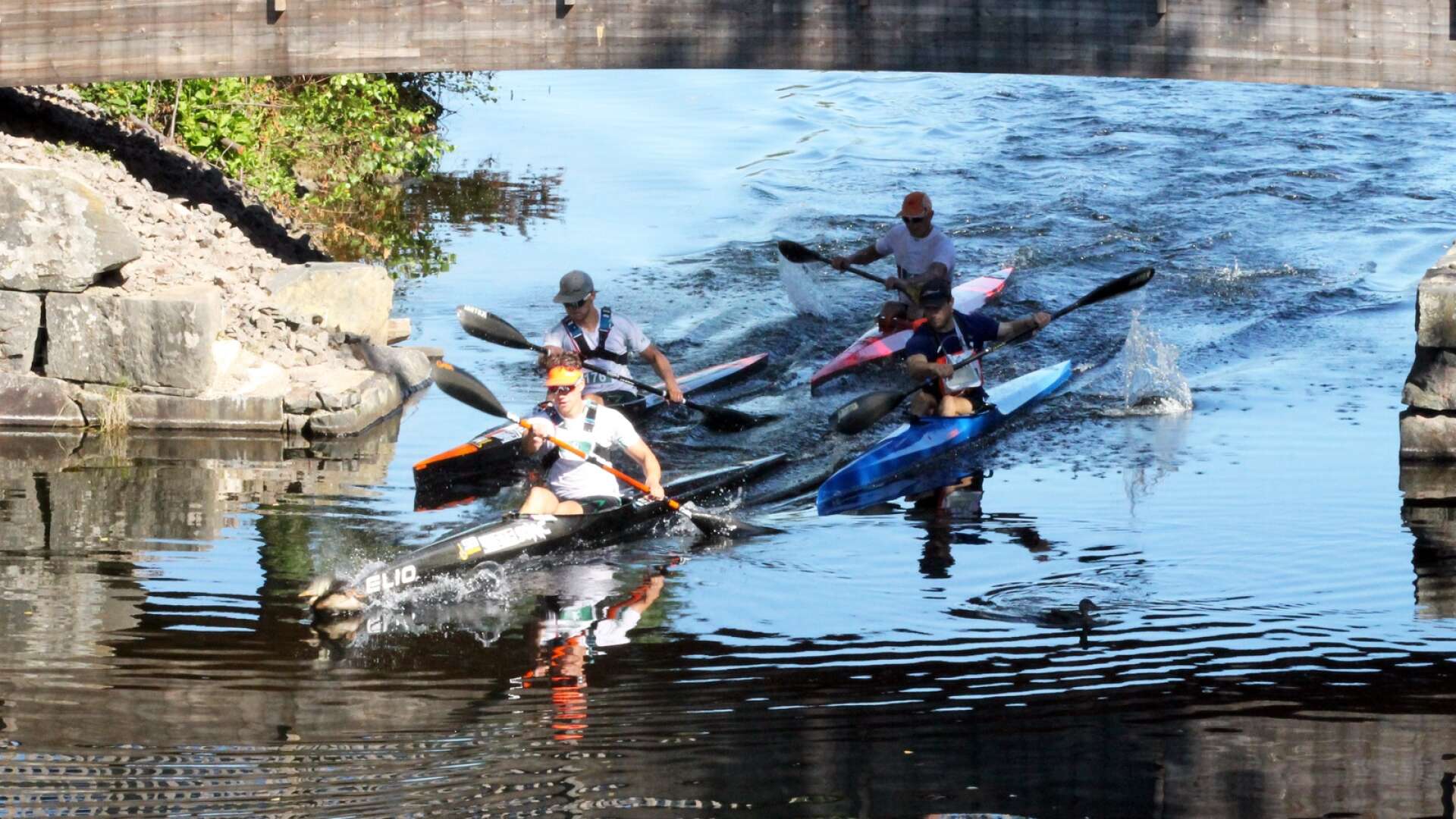 Dalsland kanotmaraton ställs in. Bilden är från fjolårets lopp vid bron i Skåpafors.