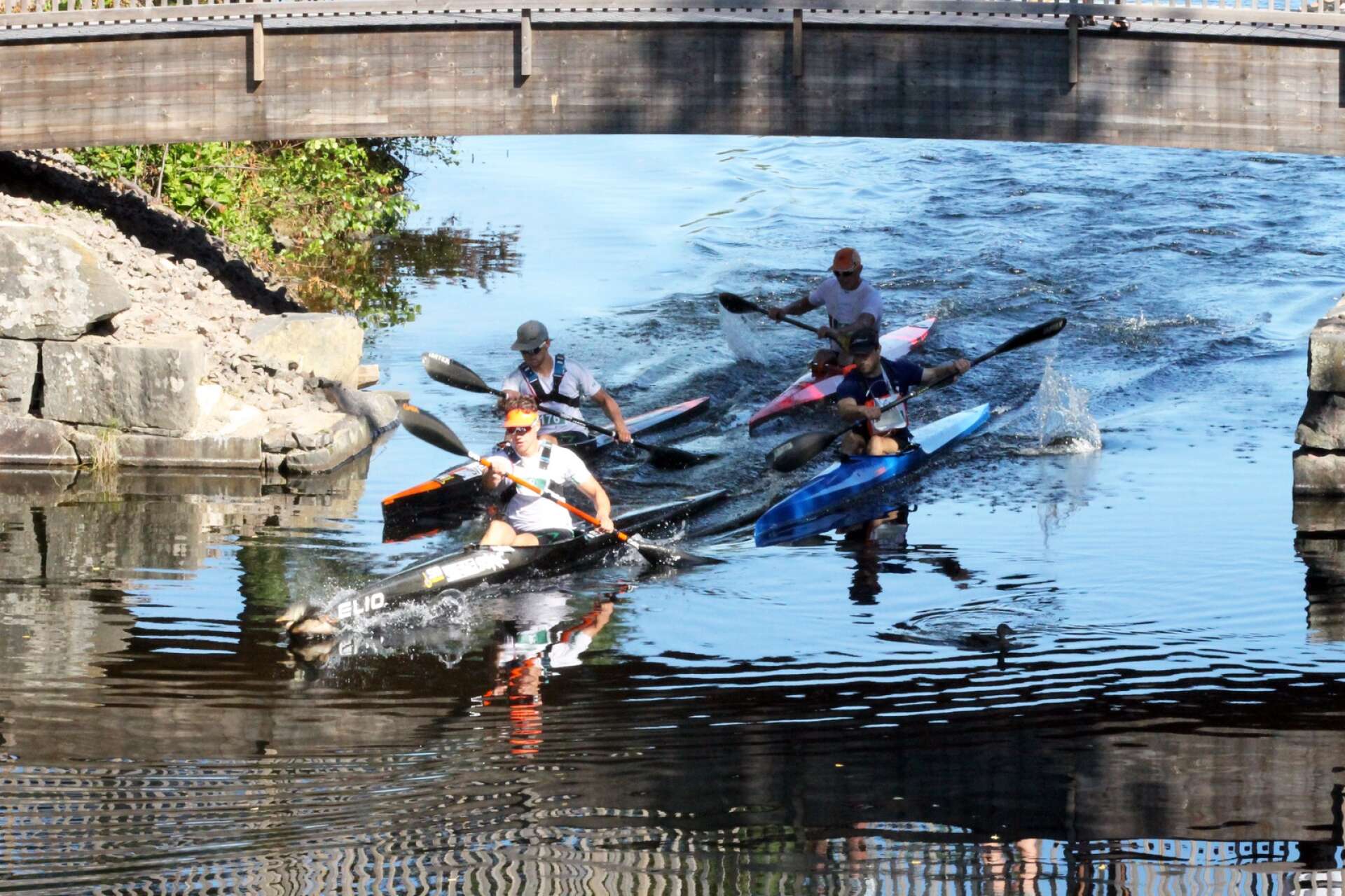 Dalsland kanotmaraton ställs in. Bilden är från fjolårets lopp vid bron i Skåpafors.