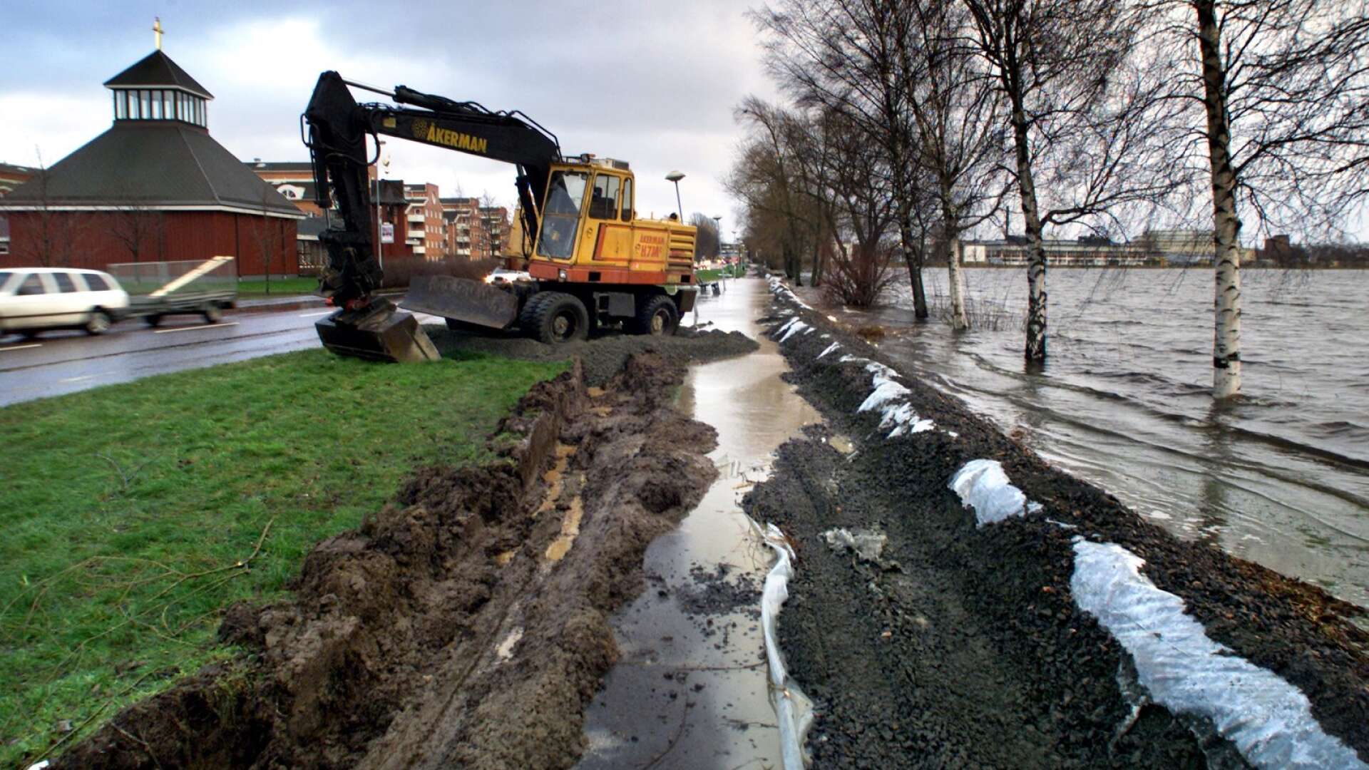 Vi vill gärna bo nära vatten, men risken för översvämningar måste tas med i beräkningen. Så här såg det ut vid Mariebergsviken i Karlstad i januari år 2001.