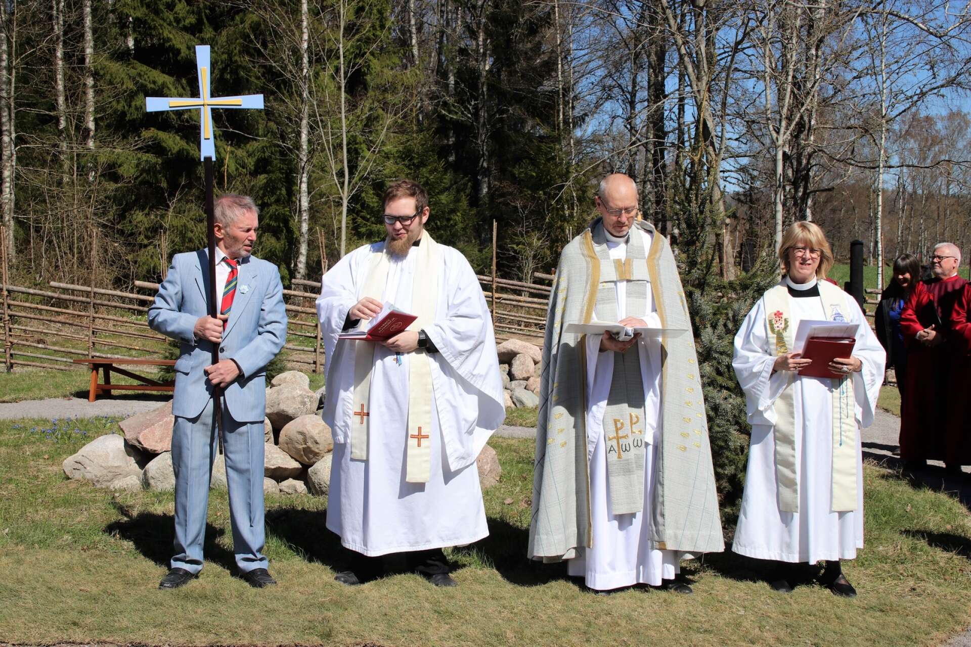 Kyrkvärd Gunnar Dahlstrand, komminister Jesper Pålsson, domprost Dan Fredriksson och kyrkoherde Lotta Cohén vid invigde ett nytt gravkvarter