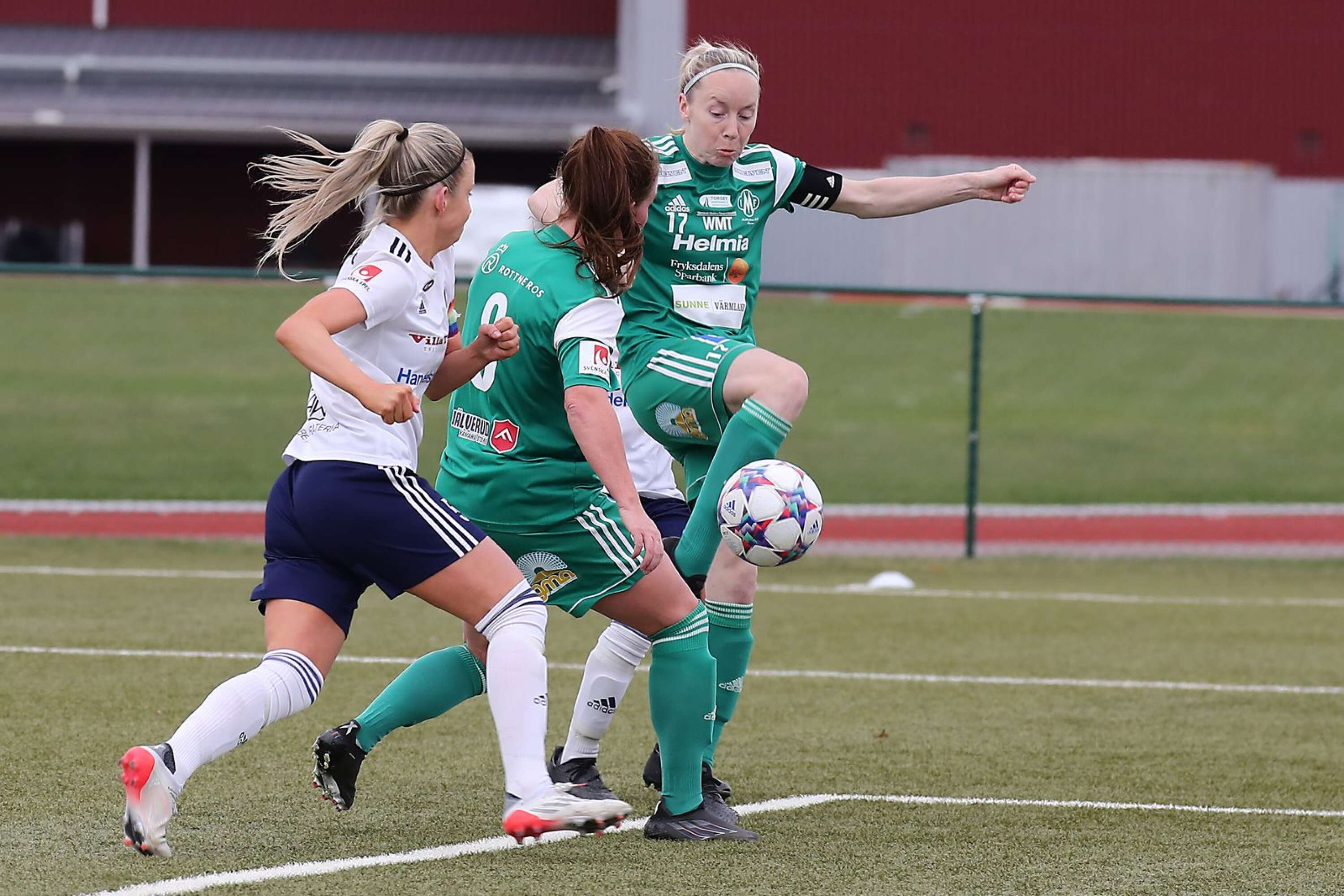 Här gör Mallbackens lagkapten Susanne Skålberg 3–0 och hon gjorde två mål i storsegern.