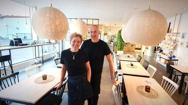 Åsa och Roland Neubauer har drivit Saffran och vitlök i sin regi under 20 års tid och har de senaste 15 åren hållit till i biblioteksbyggnaden mitt i Sunne.