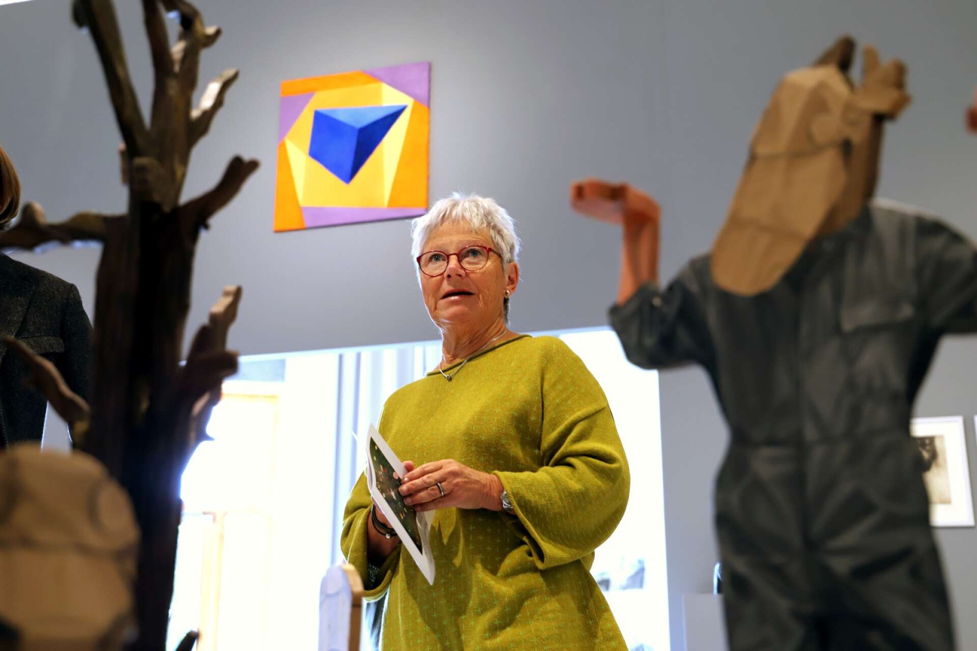 Lena Bonnevier konstaterar att kvinnorna gjort starka framryckningar i konsten. Amanda Karlsson som gjort skulpturerna här är en av dem.