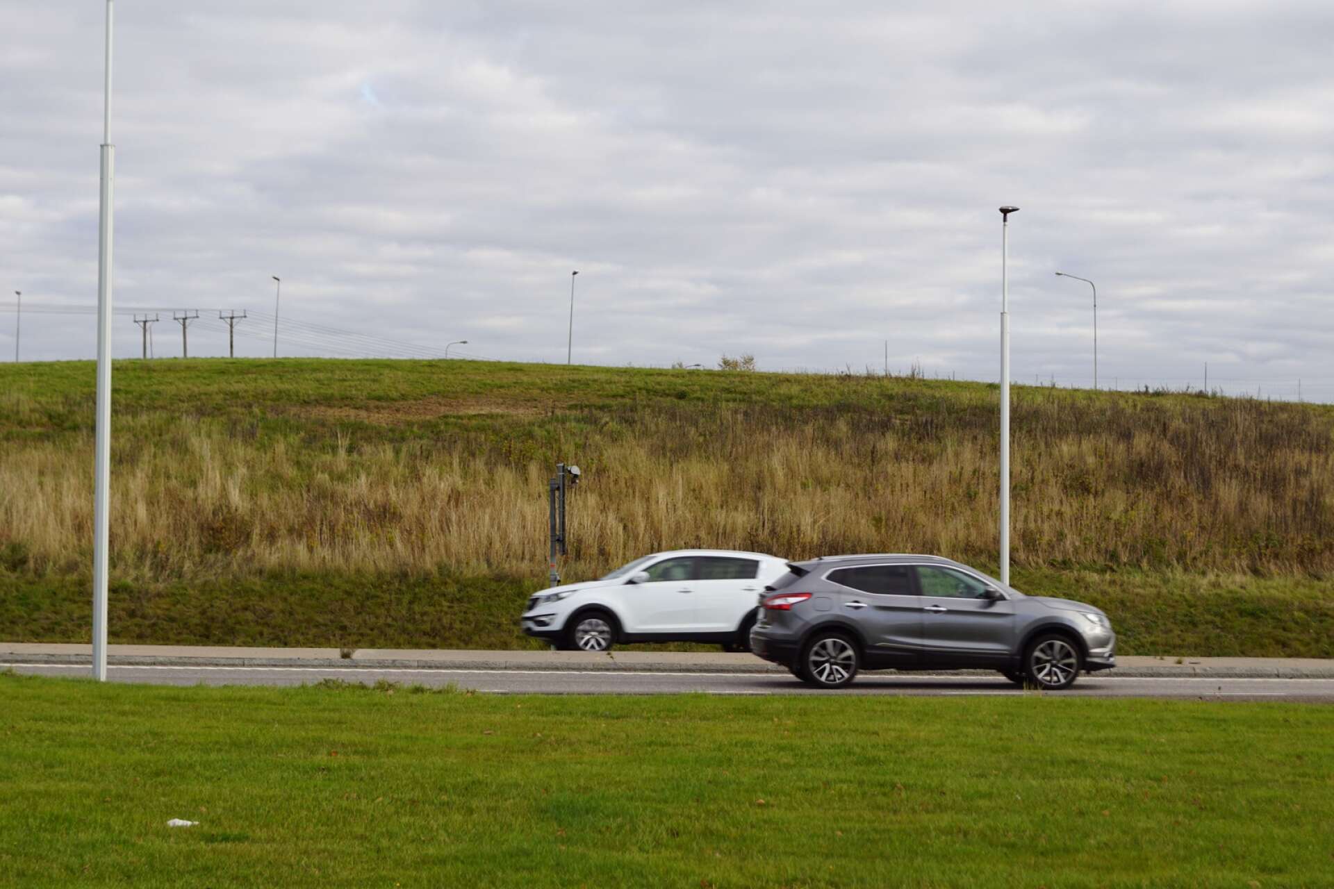 Skara kommun har beslutat om en sanktionsavgift mot Trafikverket som lagt mycket mer jord än planerat vid ombyggnationen av E 20. Här kullen närmast Julahuset.