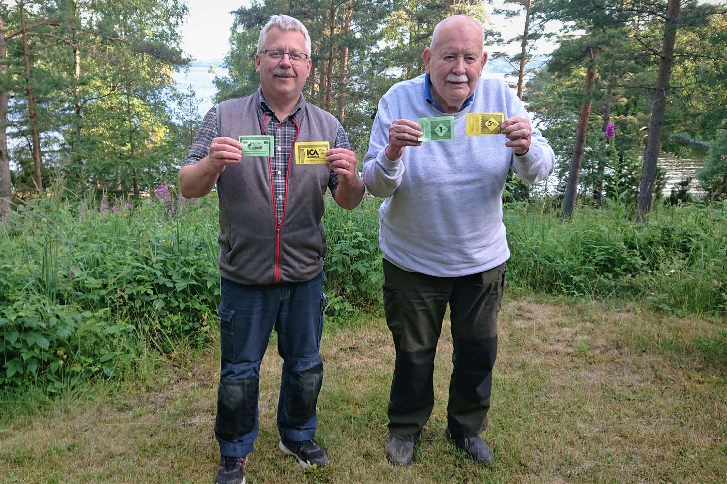 Rikard Ohlin och Preben Mortensen visar upp kupongerna som kanotisterna fick med sig på färden.