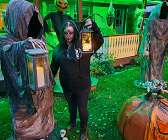 Emeli Carlsson älskar skräck och till halloween förvandlar hon sin trädgård till en skräckgård. 