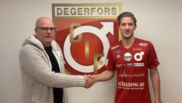 Patrik Werner hälsar nyförvärvet Daniel Janevski välkommen till Degerfors IF.