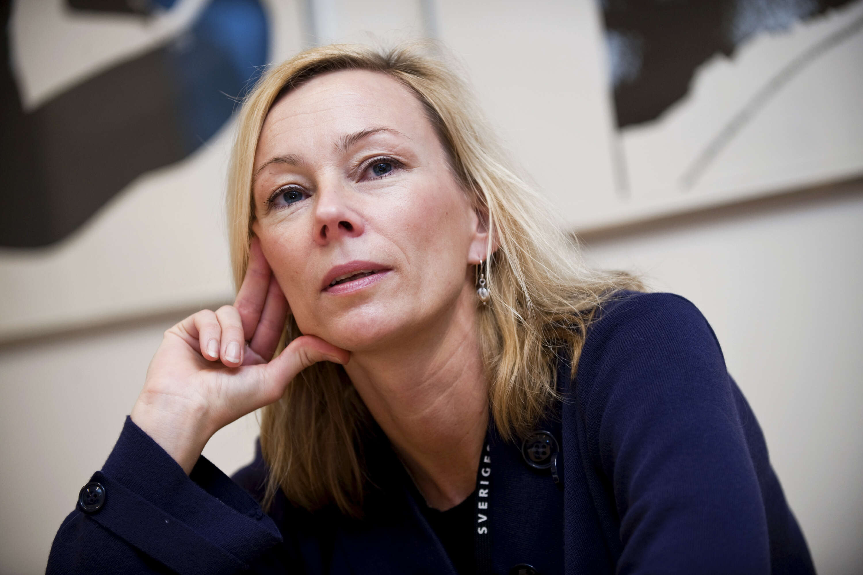 Karolina Ekholm, professor i nationalekonomi på Stockholms universitet, säger att myndigheter ofta varnar för risker med hög skuldsättning, men samtidigt skyddar de som tar stora lån.