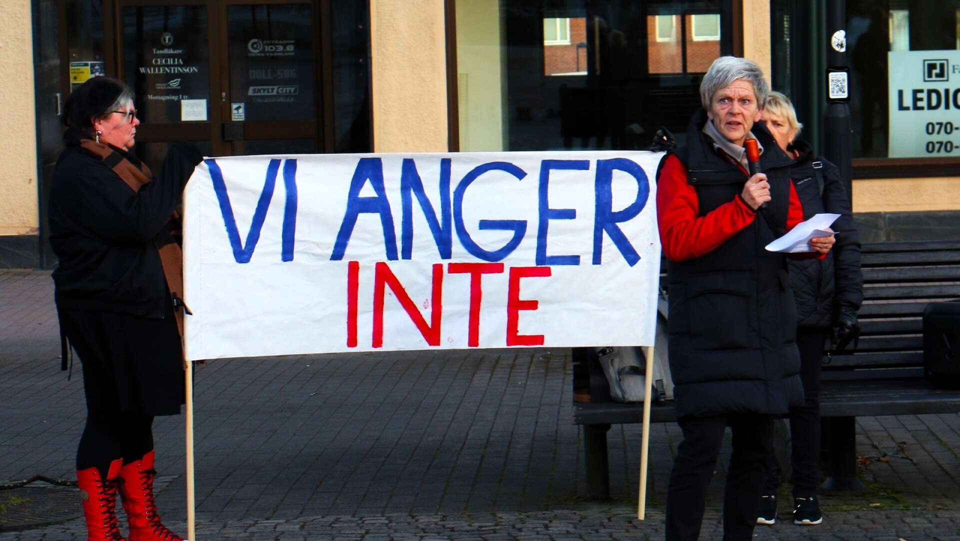  Lena Hagström från Kommunal pratade på manifestationen, Vi anger inte. 