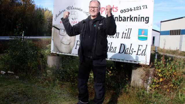 Tillbaka med styrkan i behåll ställer sig Jan Svensson framför infartsskylten till Ed där hans bild också finns med. 